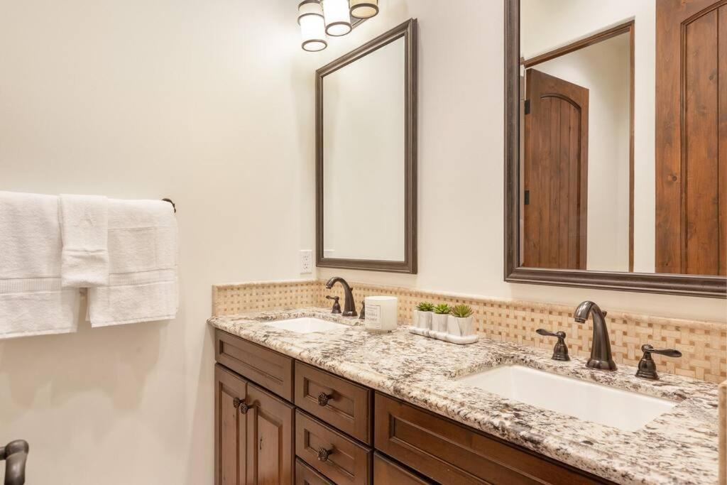 Villa Bella - Private Estate In The Heart Of Palm Desert, Outdoor Amenities, Gym, Game Room Extérieur photo